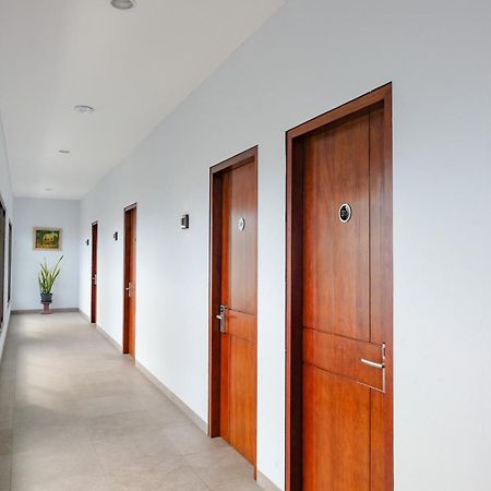 Sans Hotel Rajawali Surabaya By Reddoorz Krembangan Exterior photo