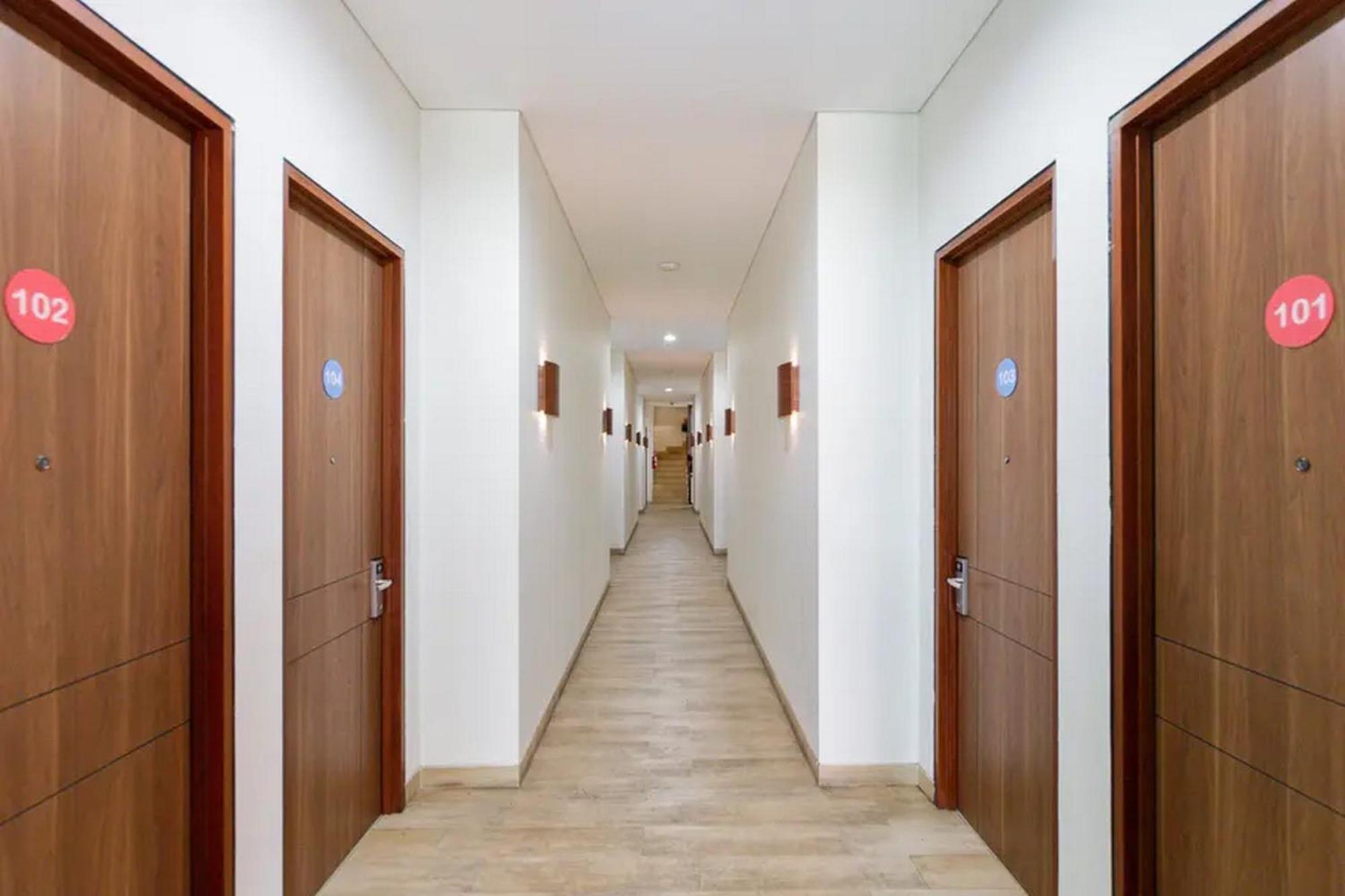 Sans Hotel Rajawali Surabaya By Reddoorz Krembangan Exterior photo