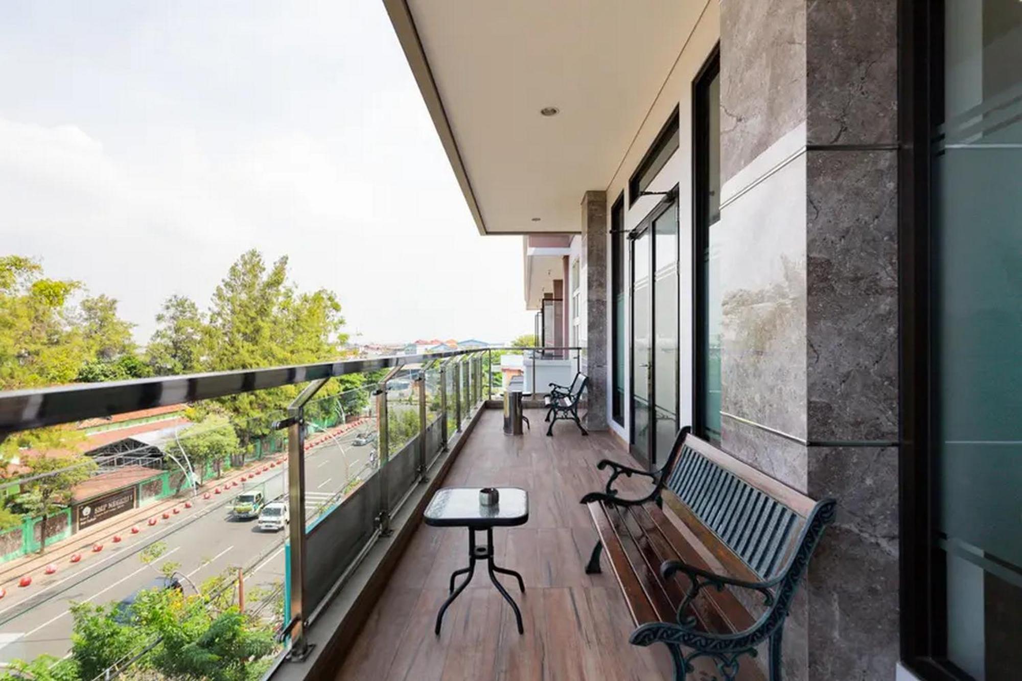 Sans Hotel Rajawali Surabaya By Reddoorz Krembangan Exterior photo