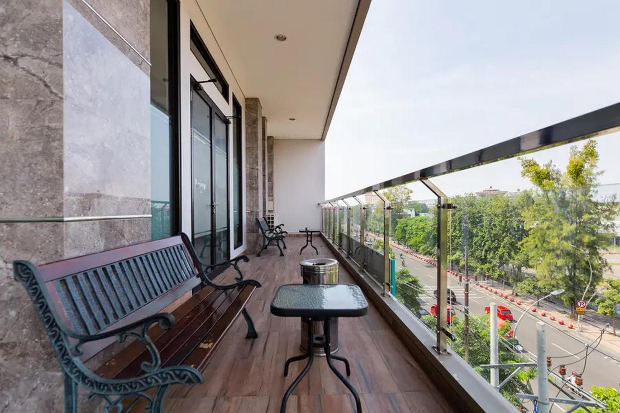 Sans Hotel Rajawali Surabaya By Reddoorz Krembangan Exterior photo