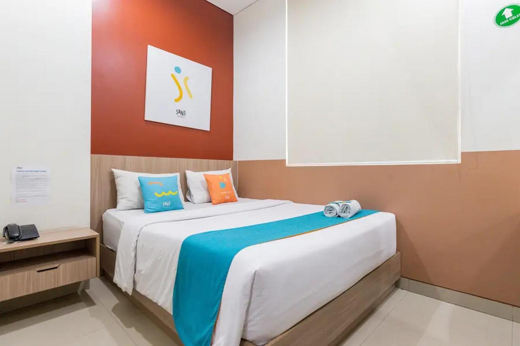 Sans Hotel Rajawali Surabaya By Reddoorz Krembangan Exterior photo