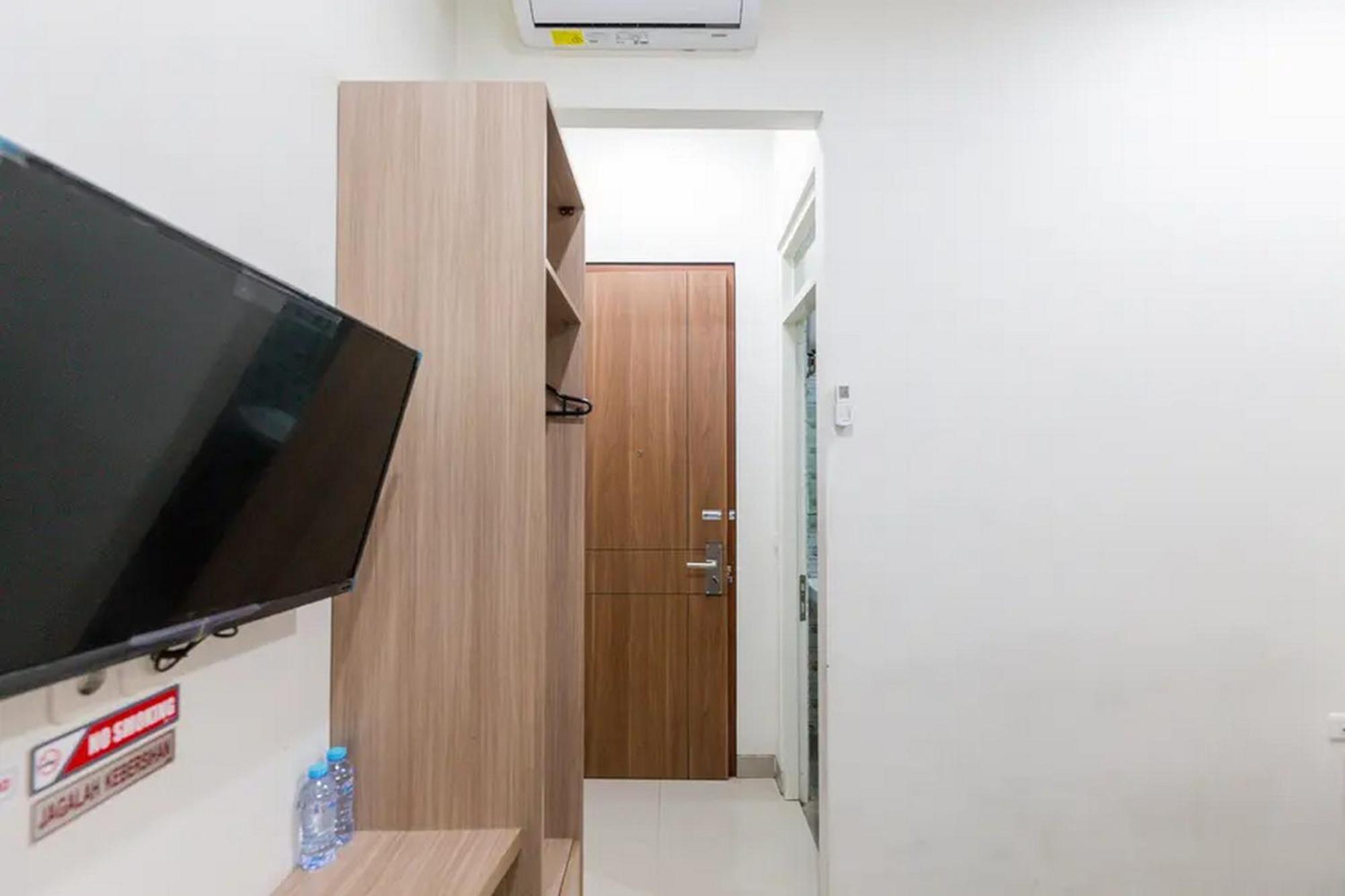 Sans Hotel Rajawali Surabaya By Reddoorz Krembangan Exterior photo