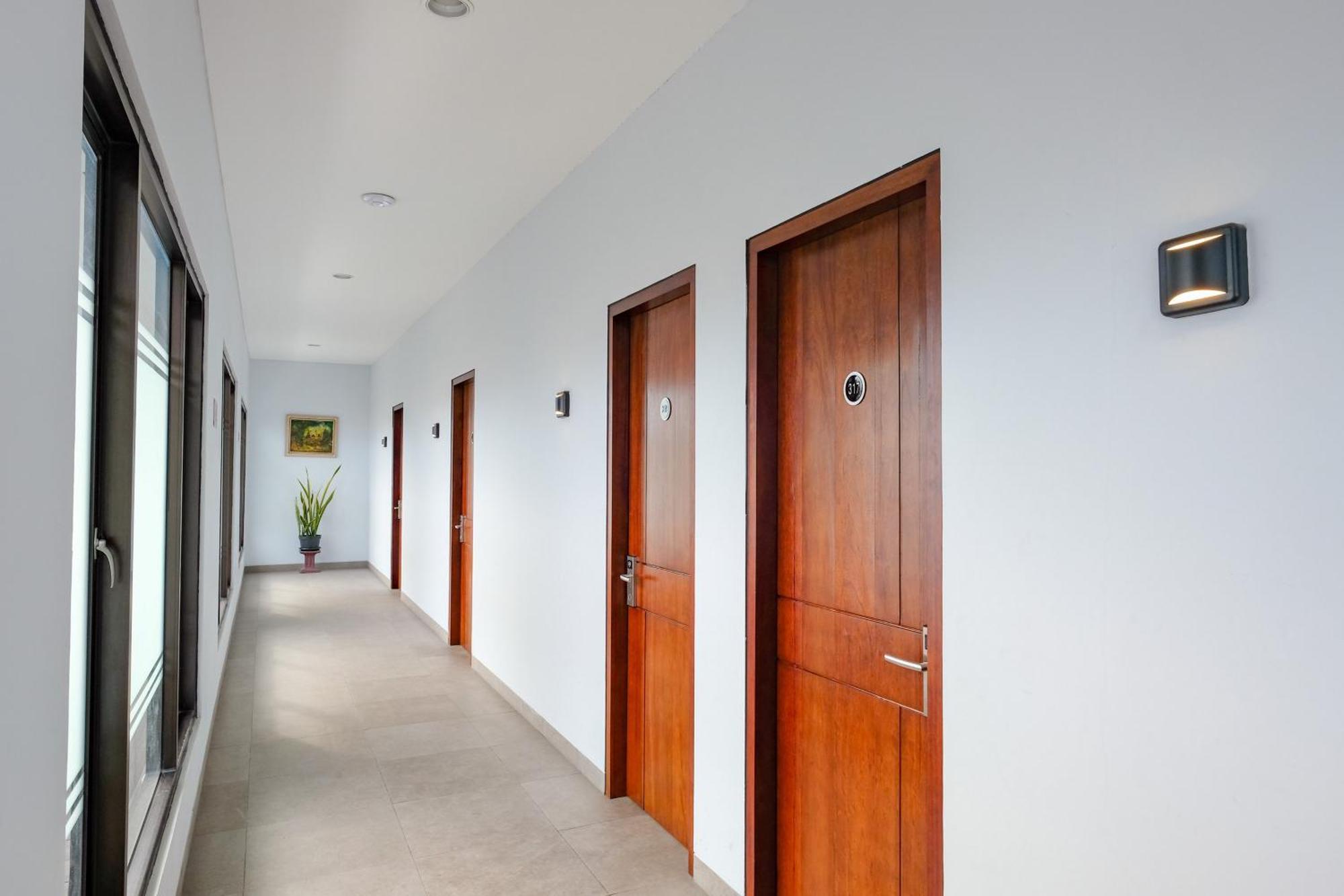 Sans Hotel Rajawali Surabaya By Reddoorz Krembangan Exterior photo