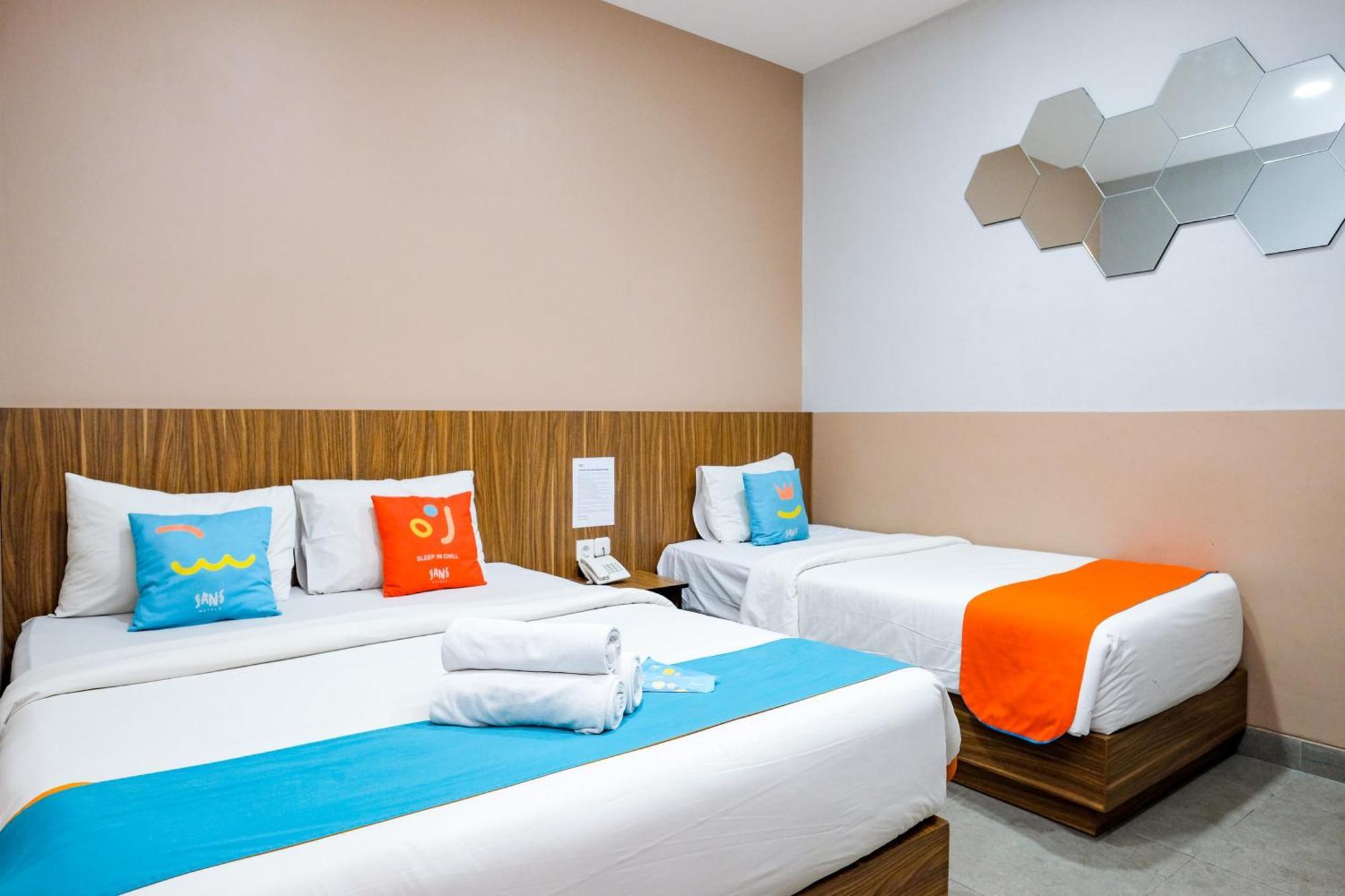 Sans Hotel Rajawali Surabaya By Reddoorz Krembangan Exterior photo