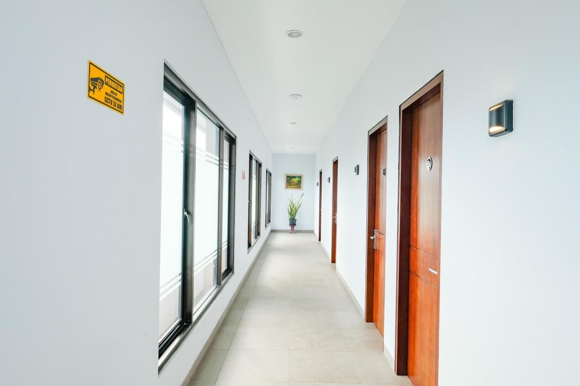 Sans Hotel Rajawali Surabaya By Reddoorz Krembangan Exterior photo