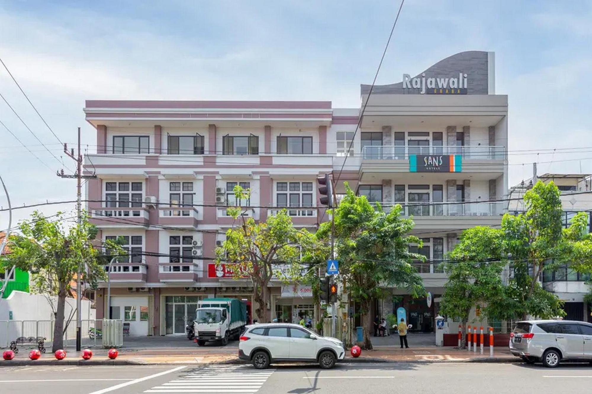 Sans Hotel Rajawali Surabaya By Reddoorz Krembangan Exterior photo