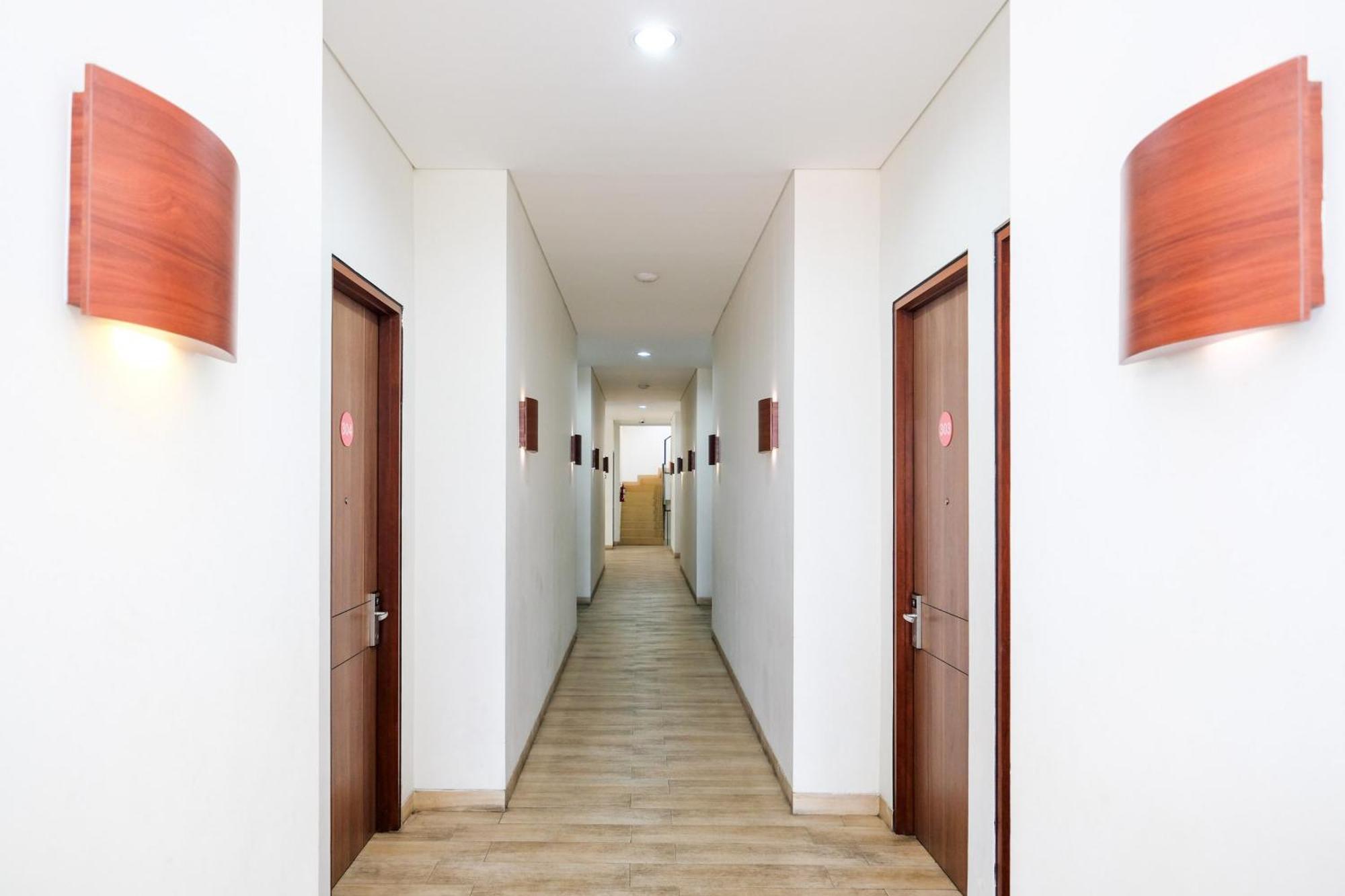 Sans Hotel Rajawali Surabaya By Reddoorz Krembangan Exterior photo