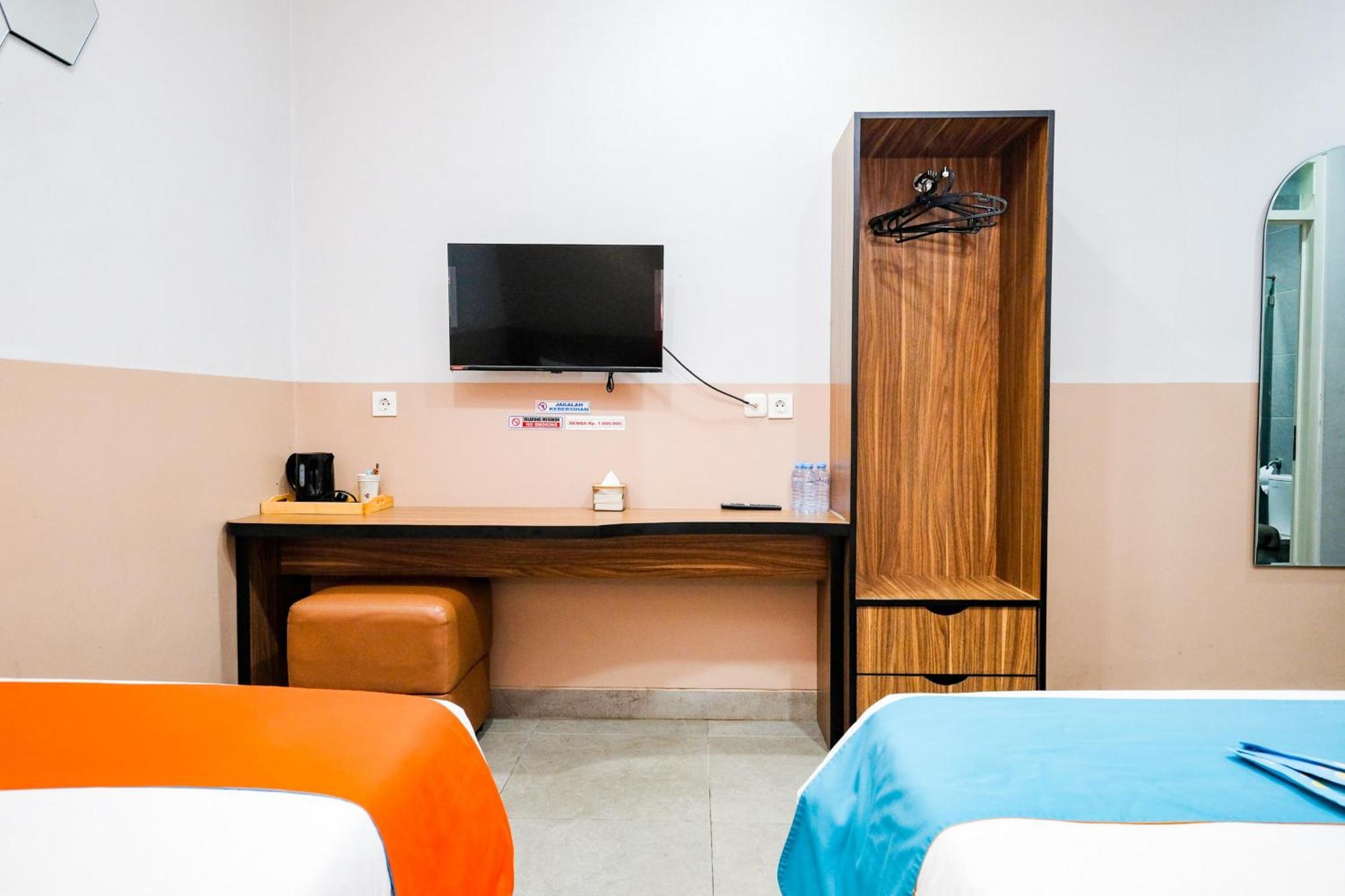 Sans Hotel Rajawali Surabaya By Reddoorz Krembangan Exterior photo