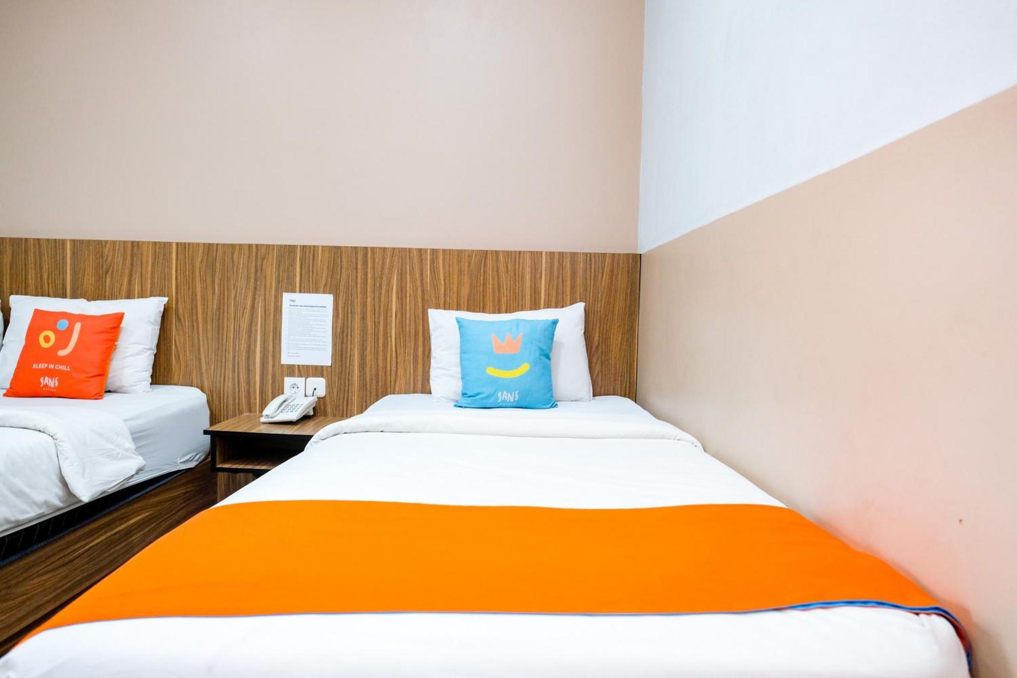 Sans Hotel Rajawali Surabaya By Reddoorz Krembangan Exterior photo