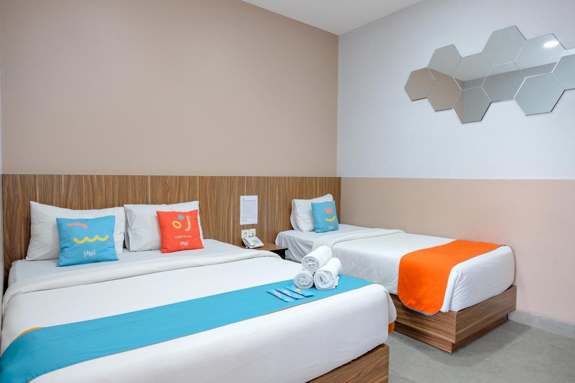 Sans Hotel Rajawali Surabaya By Reddoorz Krembangan Exterior photo