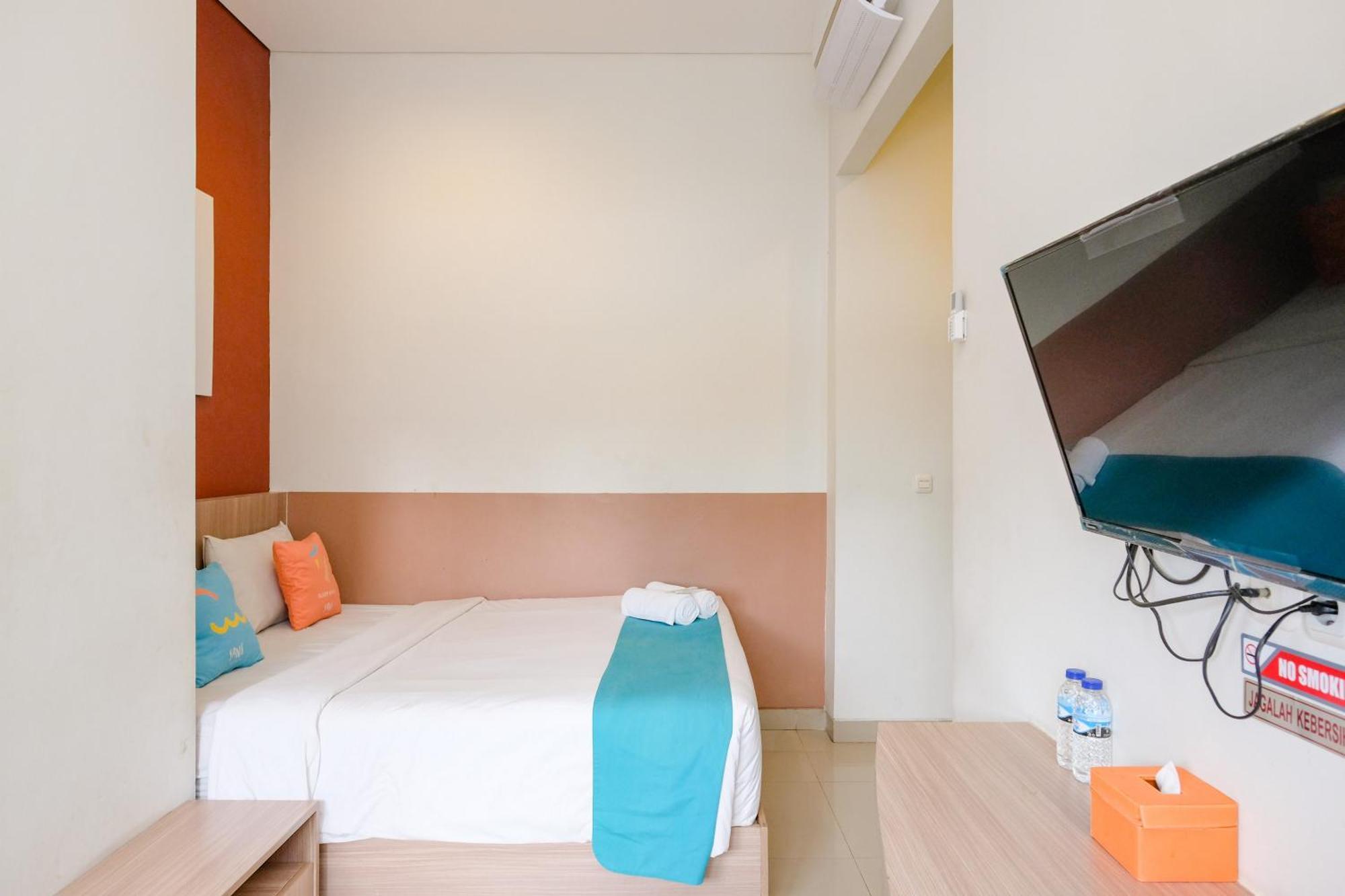 Sans Hotel Rajawali Surabaya By Reddoorz Krembangan Exterior photo
