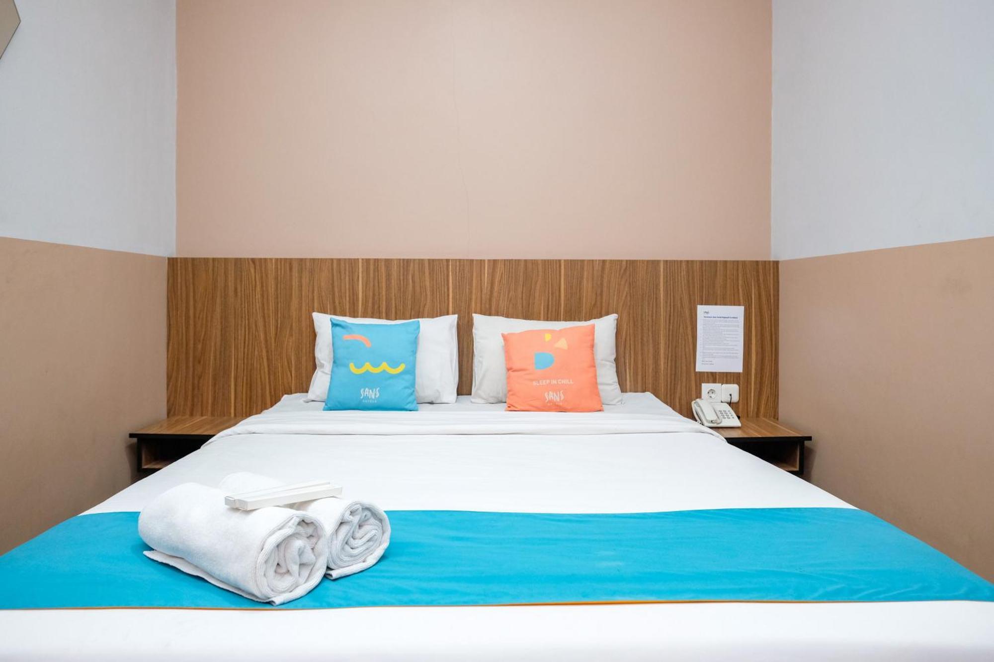 Sans Hotel Rajawali Surabaya By Reddoorz Krembangan Exterior photo