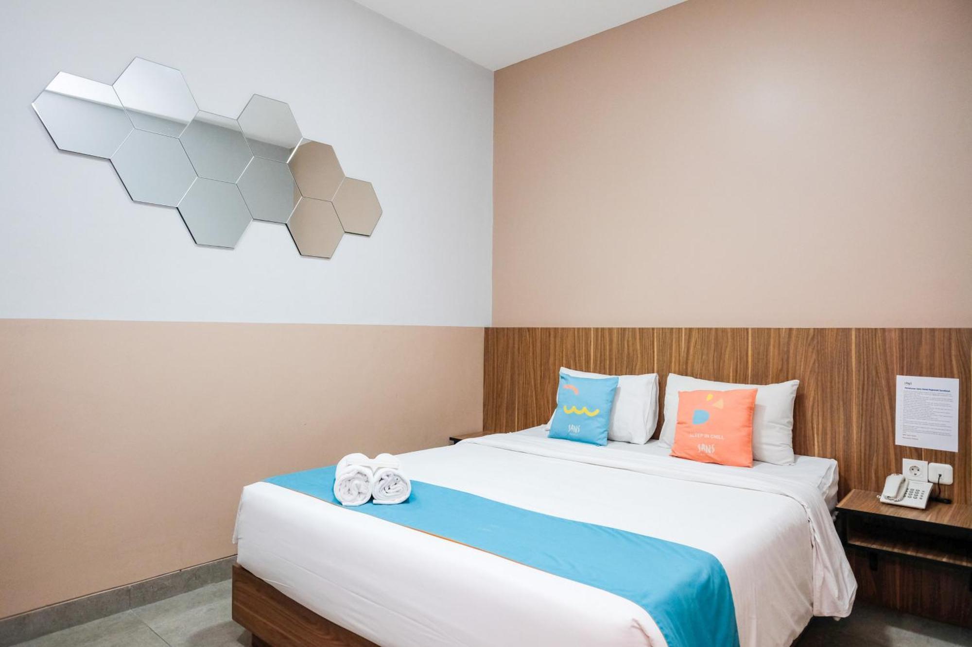 Sans Hotel Rajawali Surabaya By Reddoorz Krembangan Exterior photo