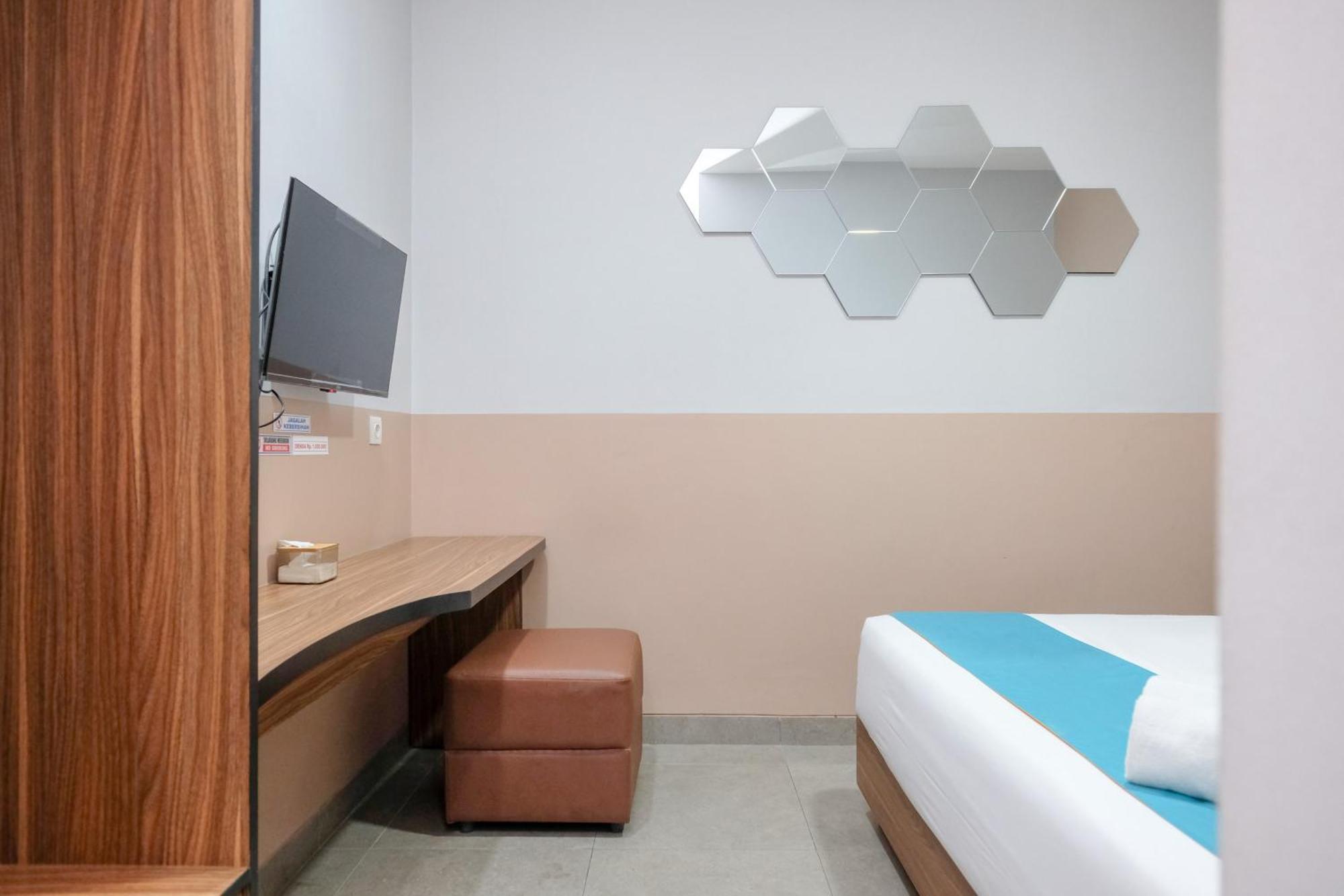 Sans Hotel Rajawali Surabaya By Reddoorz Krembangan Exterior photo