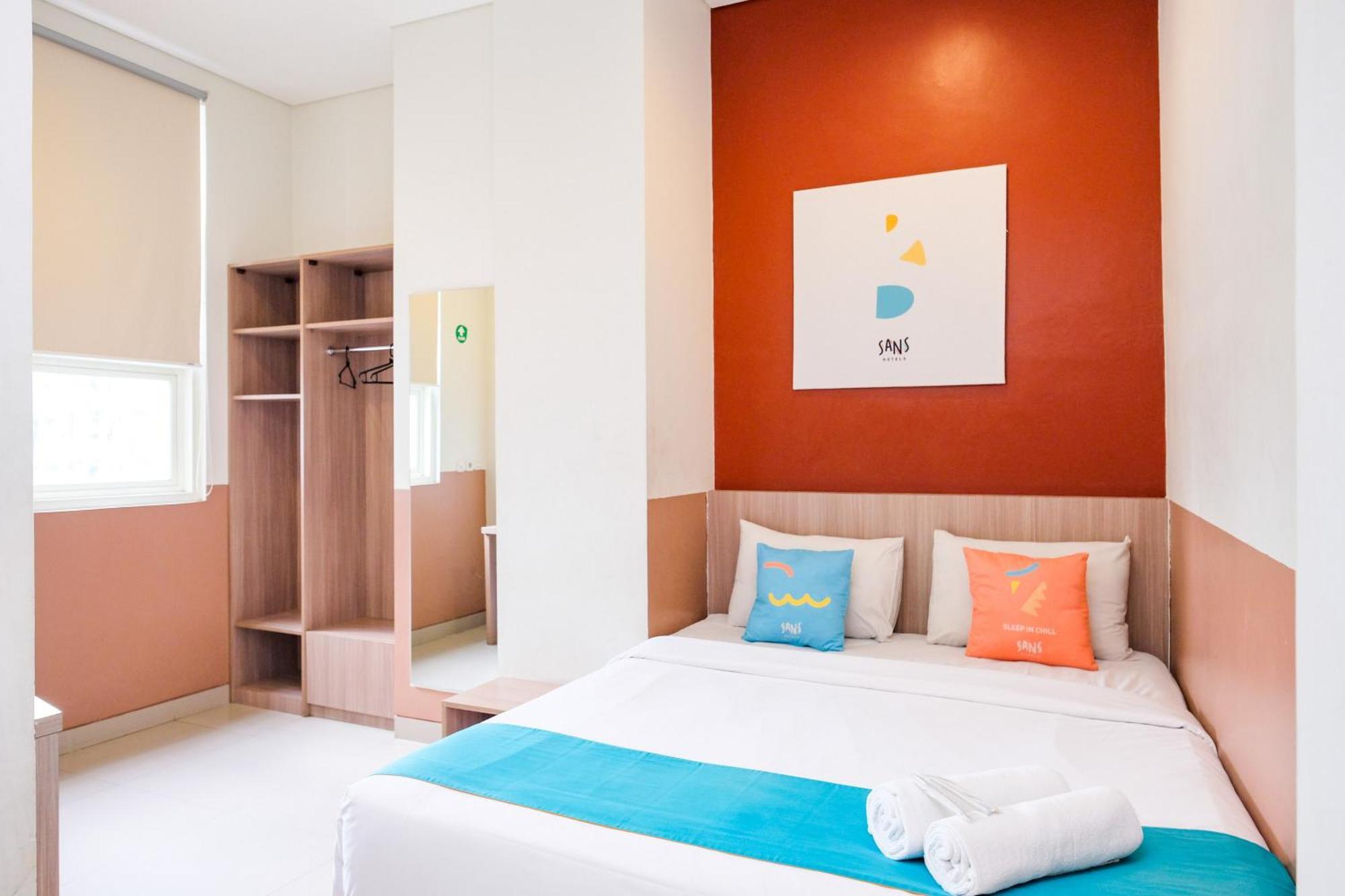 Sans Hotel Rajawali Surabaya By Reddoorz Krembangan Exterior photo